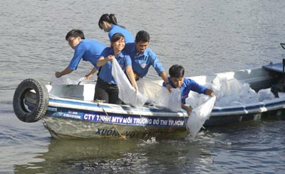 Activists release fish into Nhieu Loc-Thi Nghe Canal (Photo: SGGP) Activists release fish into Nhieu Loc-Thi Nghe Canal (Photo: SGGP)